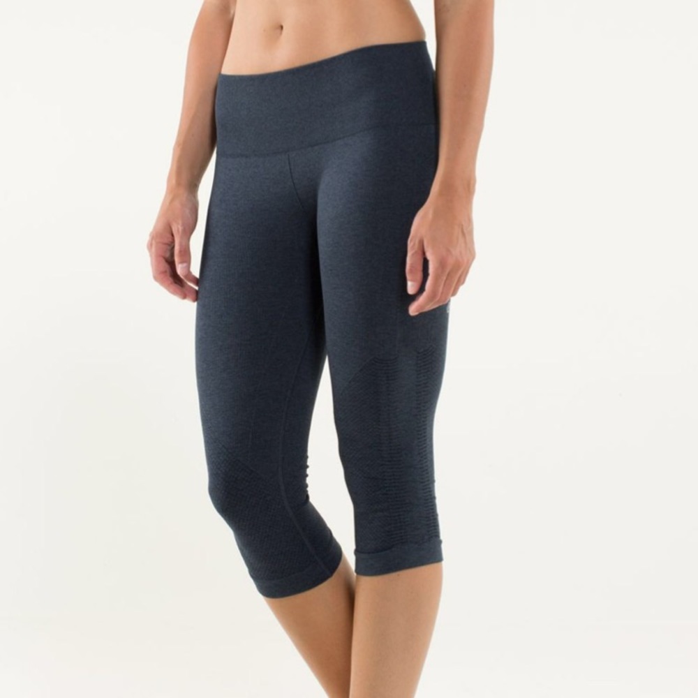 Lululemon In The Flow Crop II Size 6 Gray (Heathered inkwell)